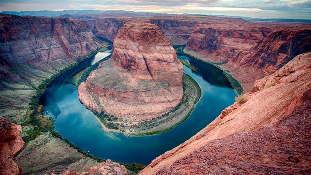 River makes 270 degree bend around sandstone escarpment